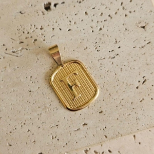 Pingente Placa Inicial F Grande (2,7x2,2cm)