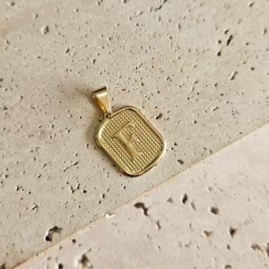 Pingente Placa Inicial F Pequena (1,7x1,4cm)
