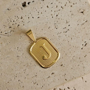 Pingente Placa Inicial J Grande (2,7x2,2cm)