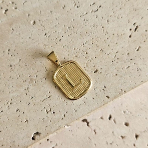 Pingente Placa Inicial L Pequena (1,7x1,4cm)