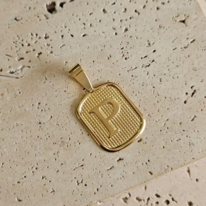 Pingente Placa Inicial P Grande (2,7x2,2cm)