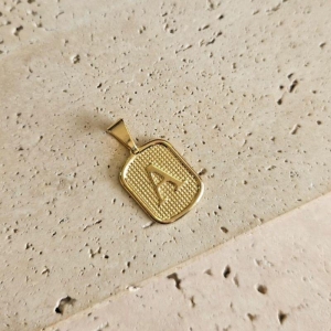 Pingente Placa Inicial A Pequena (1,7x1,4cm)