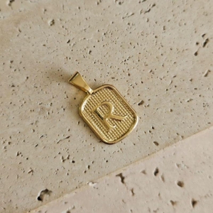Pingente Placa Inicial R Pequena (1,7x1,4cm)