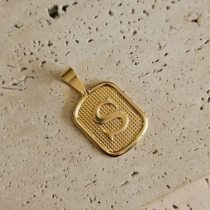 Pingente Placa Inicial S Grande (2,7x2,2cm)
