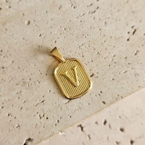 Pingente Placa Inicial V Pequena (1,7x1,4cm)