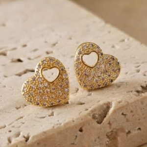 Brinco Coração Cravejado com Coração Vazado