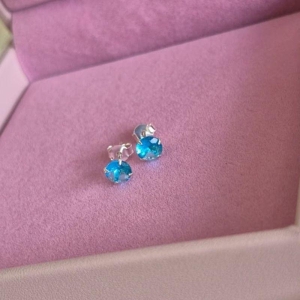 Brinco Ponto de Luz 5mm Azul Claro Prata