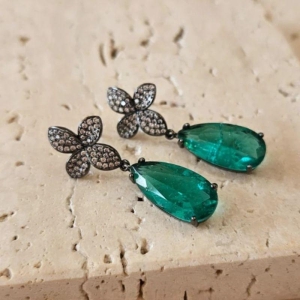Brinco Flor Cravejada Gota Esmeralda