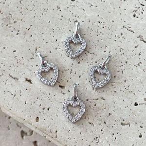 Pingente Coração Vazado Cravejado Mini  (0,8x0,7cm)