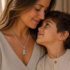 Pingente Menino Cravejado Pedra Verde (1,8x1,0cm)