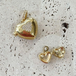 Pingente Relicario Coração Cravejado (2,2x2,0cm)