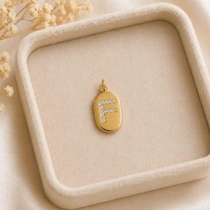 Pingente Letra Oval Cravejada F (19x10mm)