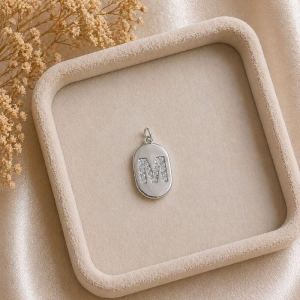 Pingente Letra Oval Cravejada M (19x10mm)