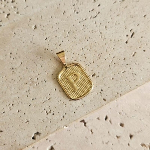 Pingente Placa Inicial P Pequena (1,7x1,4cm)