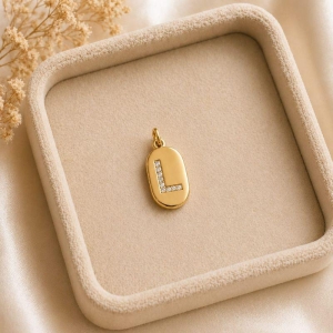 Pingente Letra Oval Cravejada L (19x10mm)