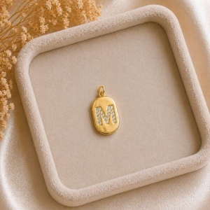 Pingente Letra Oval Cravejada M (19x10mm)