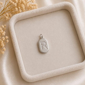 Pingente Letra Oval Cravejada R (19x10mm)