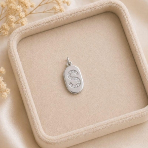 Pingente Letra Oval Cravejada S (19x10mm)