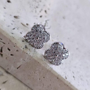 Brinco Van Cleef Fixo Cravejado