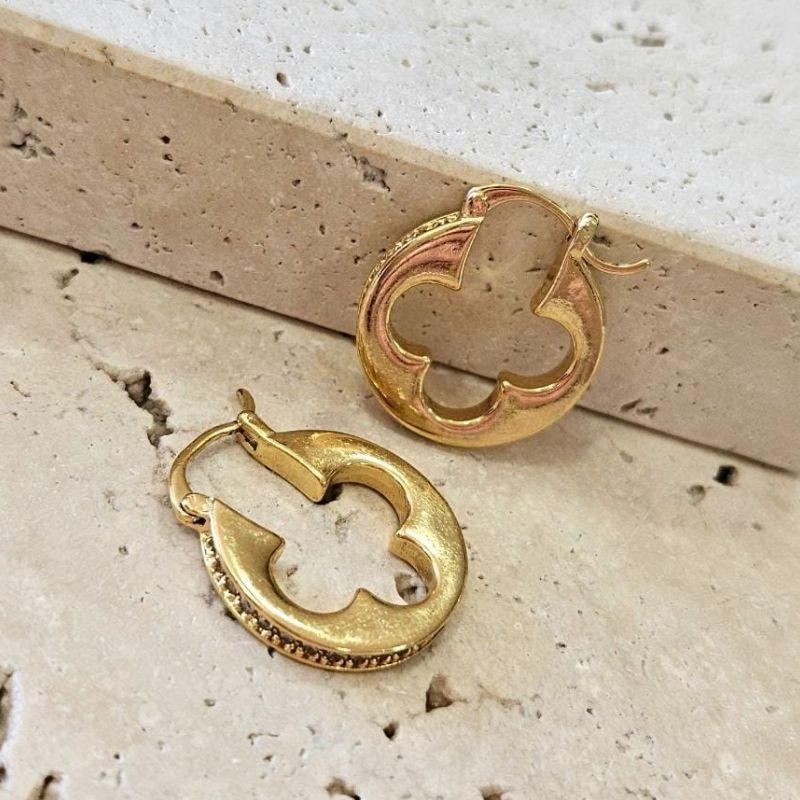 Brinco Argola Desenhada Van Cleef