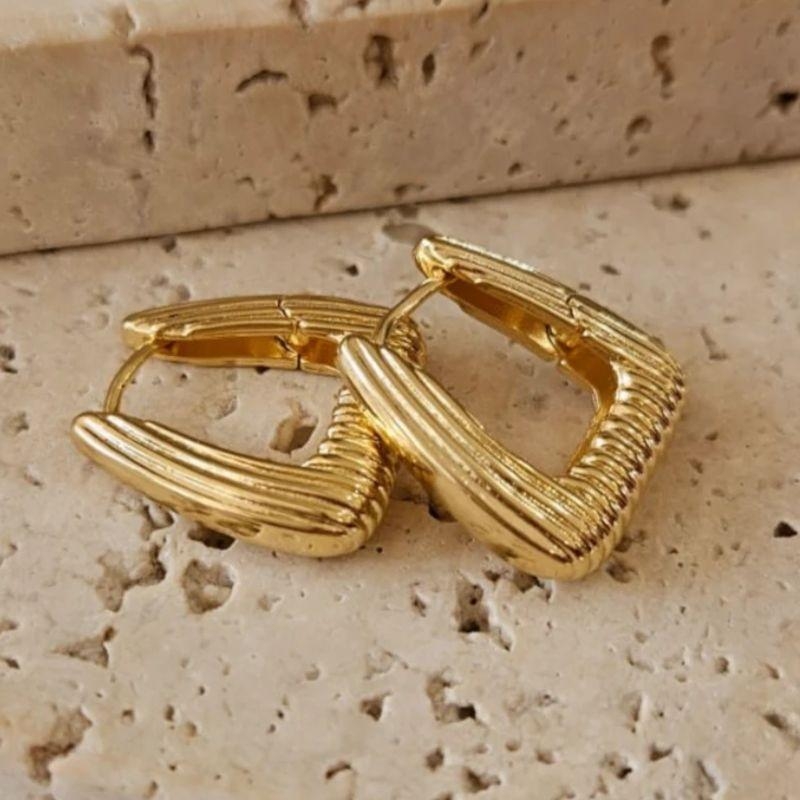 Brinco Argola Triangular Risca de Giz Gde