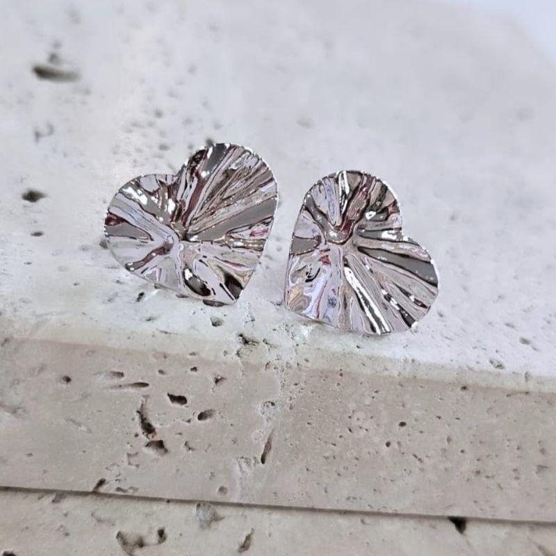 Brinco Coração Martelado Mini