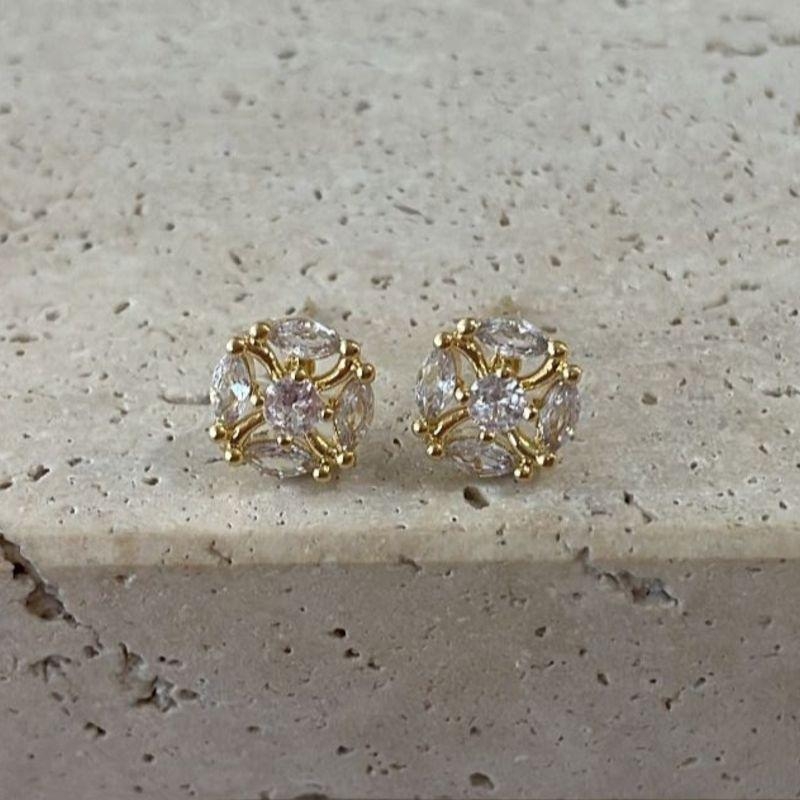 Brinco Flor Arredondada Zirconias