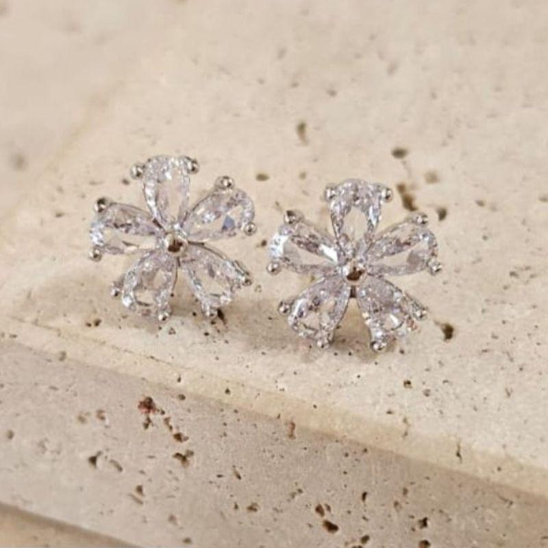 Brinco Flor Margarida Navetes Cristal R