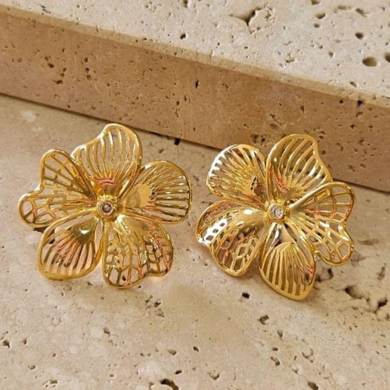 Brinco Flor Texturizada Miolo Zirconia