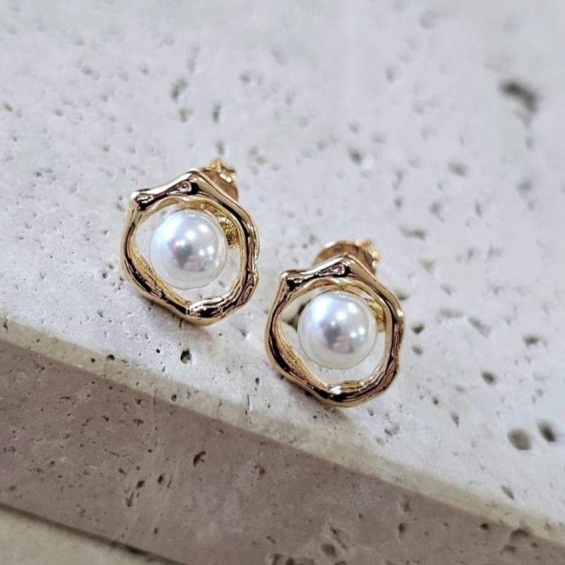 Brinco Perola Base Redonda Trabalhada