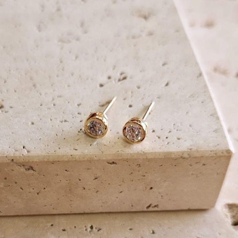 Brinco Ponto de Luz Redondo Cravação Inglesa