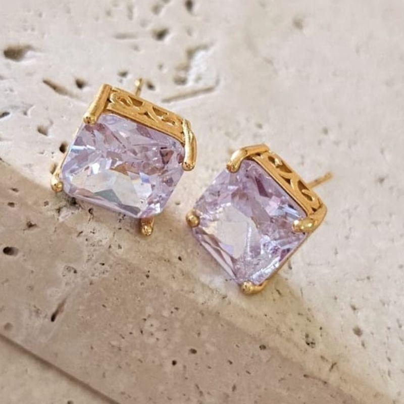 Brinco Quadrado Caixa Trabalhada Unissex 0,8cm