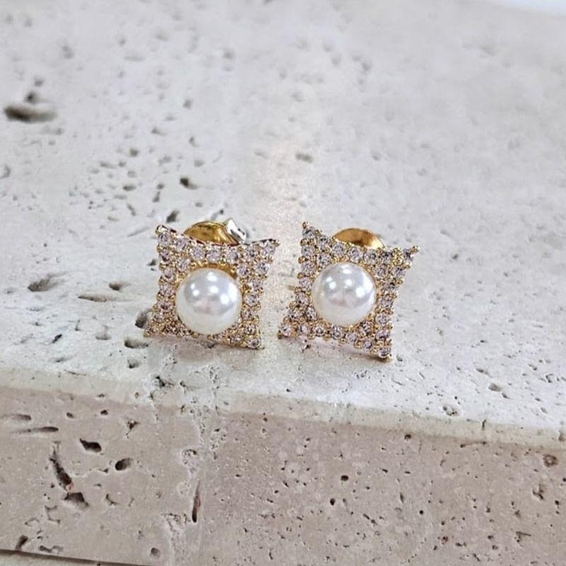 Brinco Quadrado Cravejado com Perola