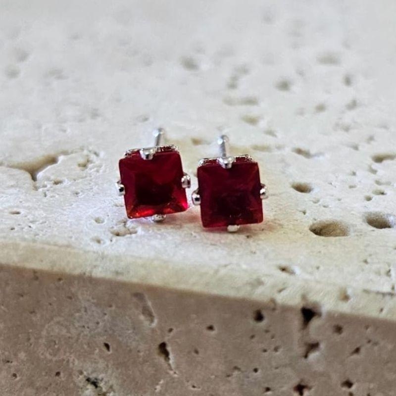 Brinco Quadrado Pedra Vermelho Peq
