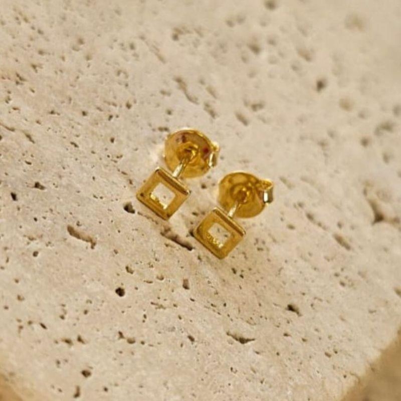 Brinco Quadrado Vazado Mini