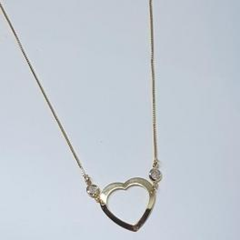 Choker Coração Vazado com Zirconia Lateral 