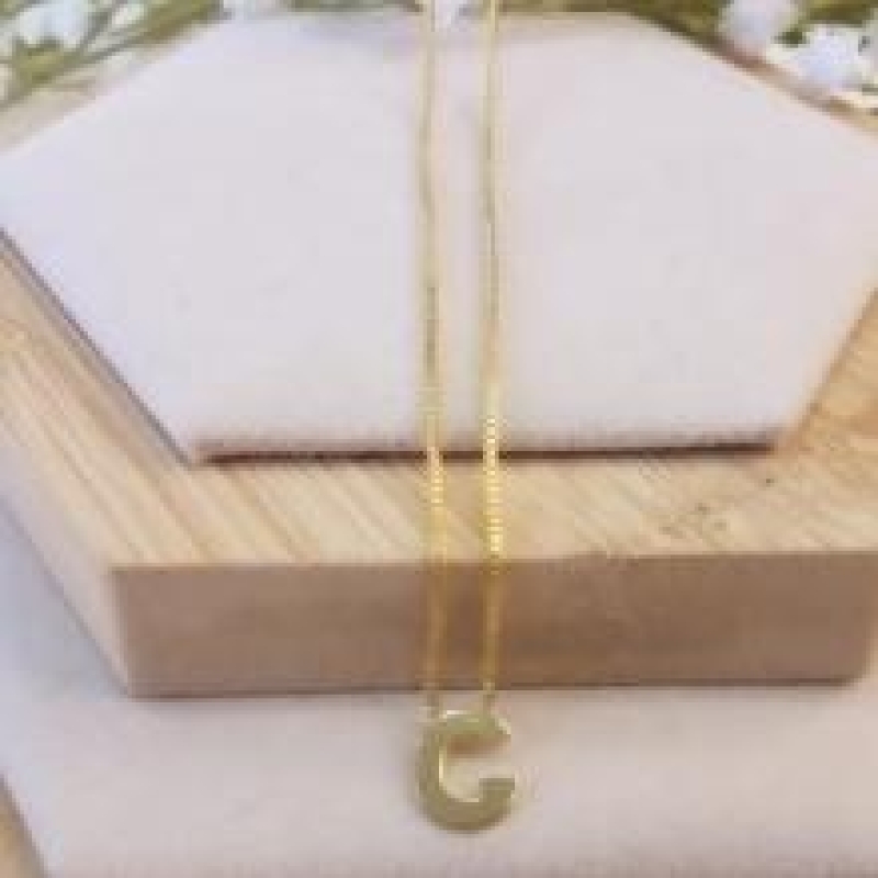 Gargantilha Letra C Mini