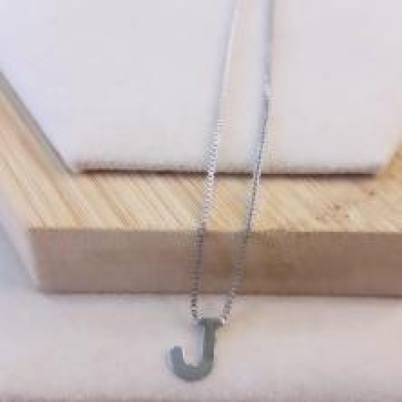 Gargantilha Letra J Mini