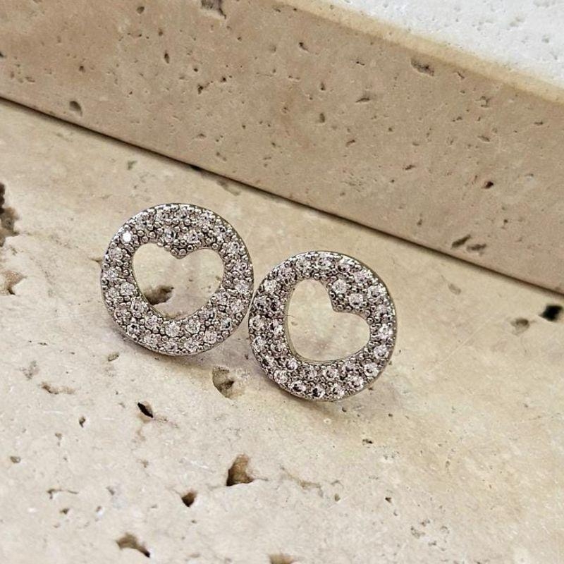 Brinco Coração Redondo Vazado Cravejado