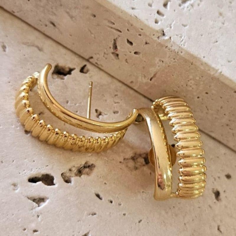 Brinco Ear Hook Liso e Texturizado