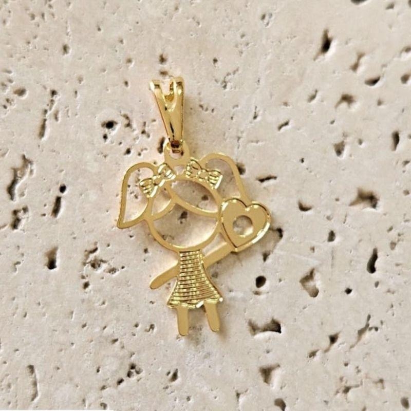 Pingente Menina Coração Chapinha (1,8x1,6cm)