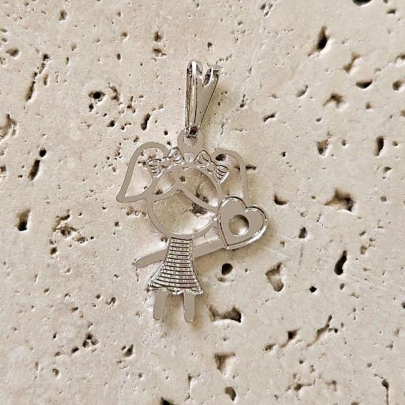 Pingente Menina Coração Chapinha (1,8x1,6cm)