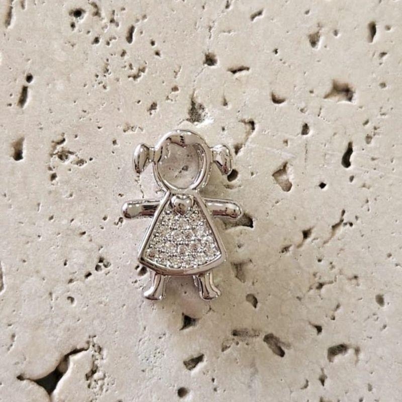 Pingente Menina Vestido Cravejado (1,5x1,0cm)