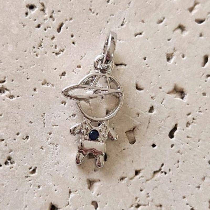 Pingente Menino Pedra Azul (1,5x0,8cm)