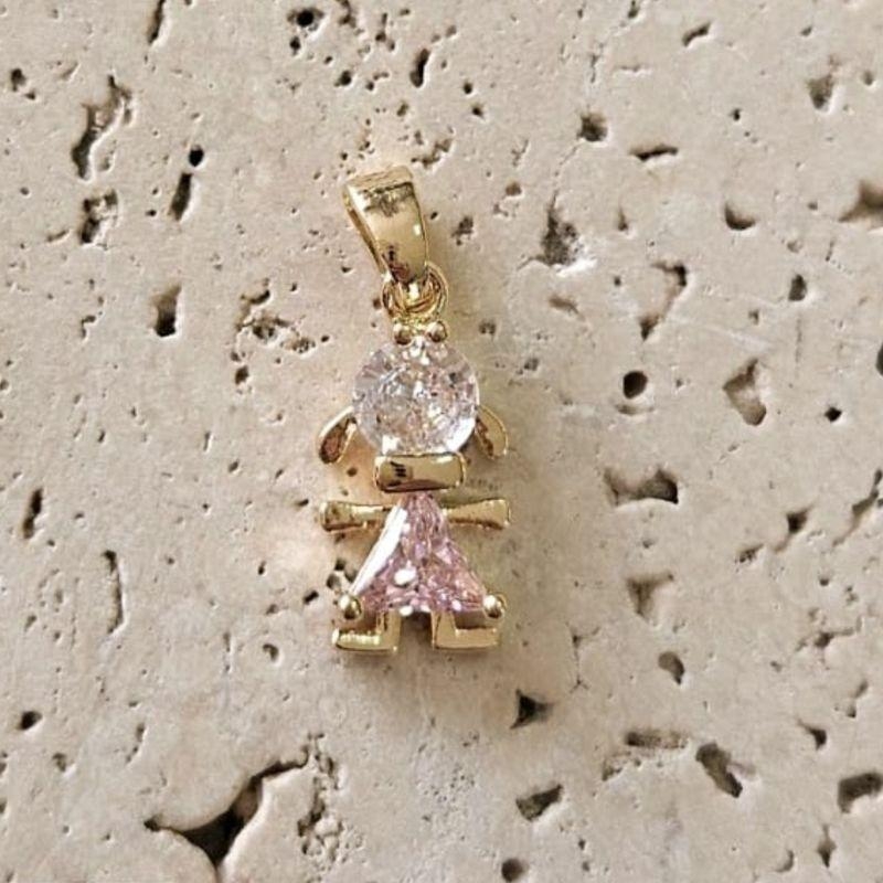 Pingente Menina Pedra Rosa Claro (1,8x0,8cm)