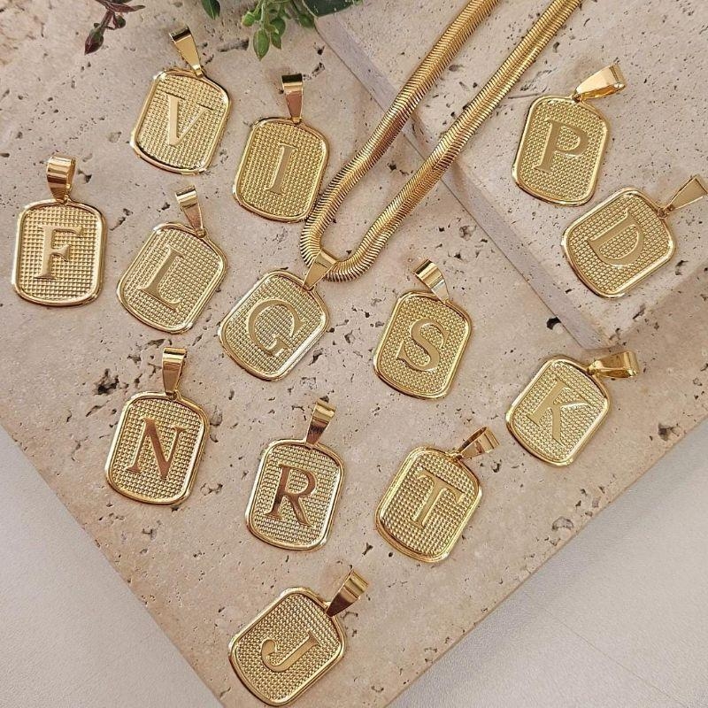 Pingente Placa Inicial Grande (2,7x2,2cm)