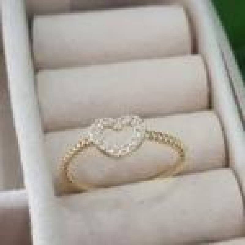 Anel Coração Cravejado Aro Torcido