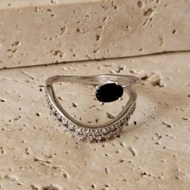 Anel Cravejado de Micro Zirconia c/ Pedra Preta