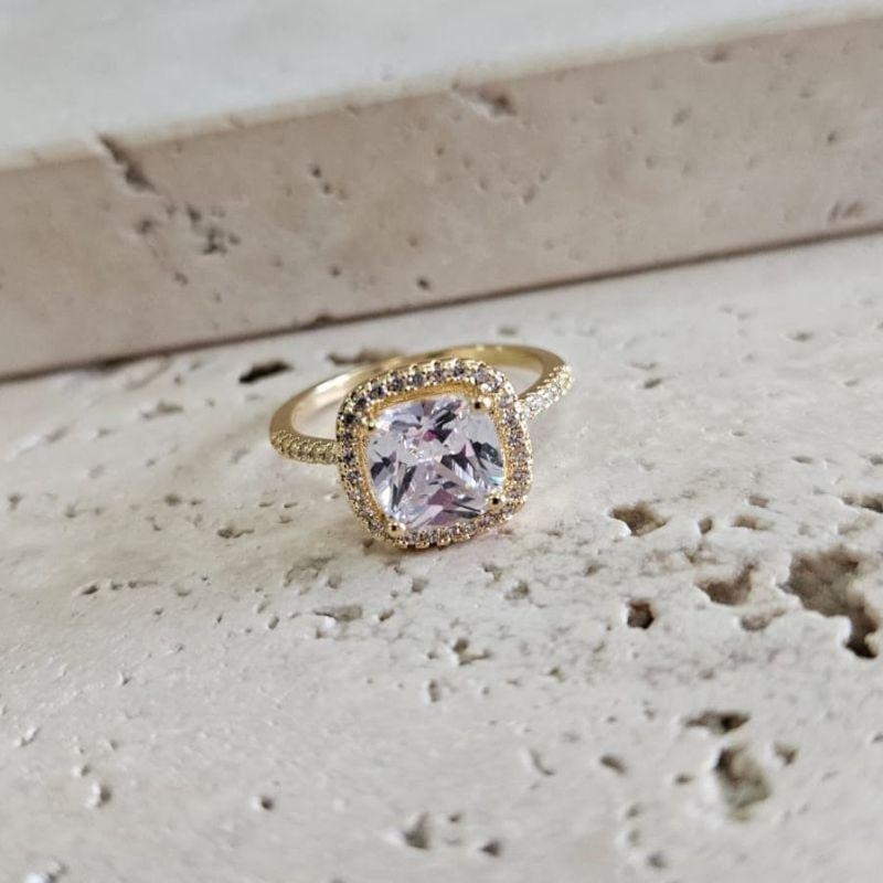 Anel Quadrado Caixa Alta Cravejado em Volta