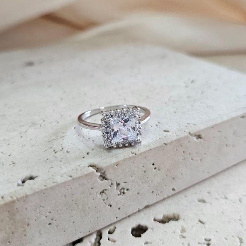 Anel Quadrado Grande com Zirconias em Volta